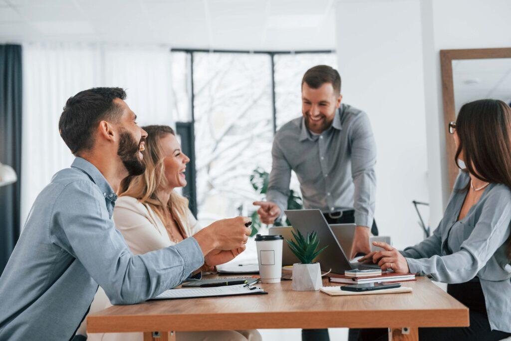 Erfolgreiches Team. Gruppe von Geschäftsleuten, die im Büro an dem Projekt arbeiten